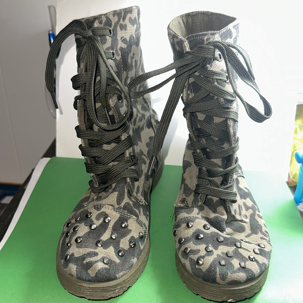 Blue Suede Shoes in Olive Green, Army Fatigue. Size 4, NWOT